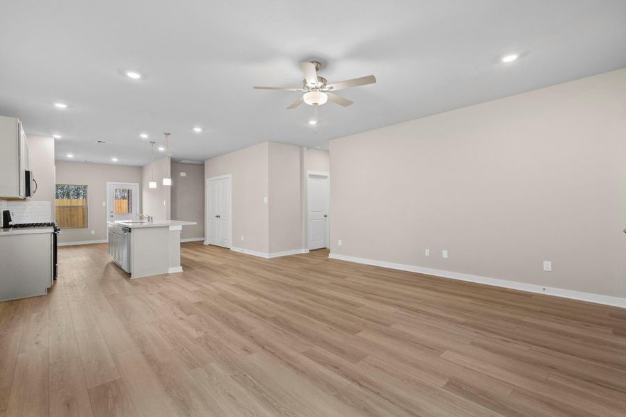 Spacious, unfurnished interior of a new home in Laurel Landing 40', Alvin (Image 11).