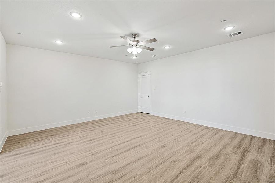 Spacious, unfurnished interior of a new home in Collin Creek, Plano (Image 18).