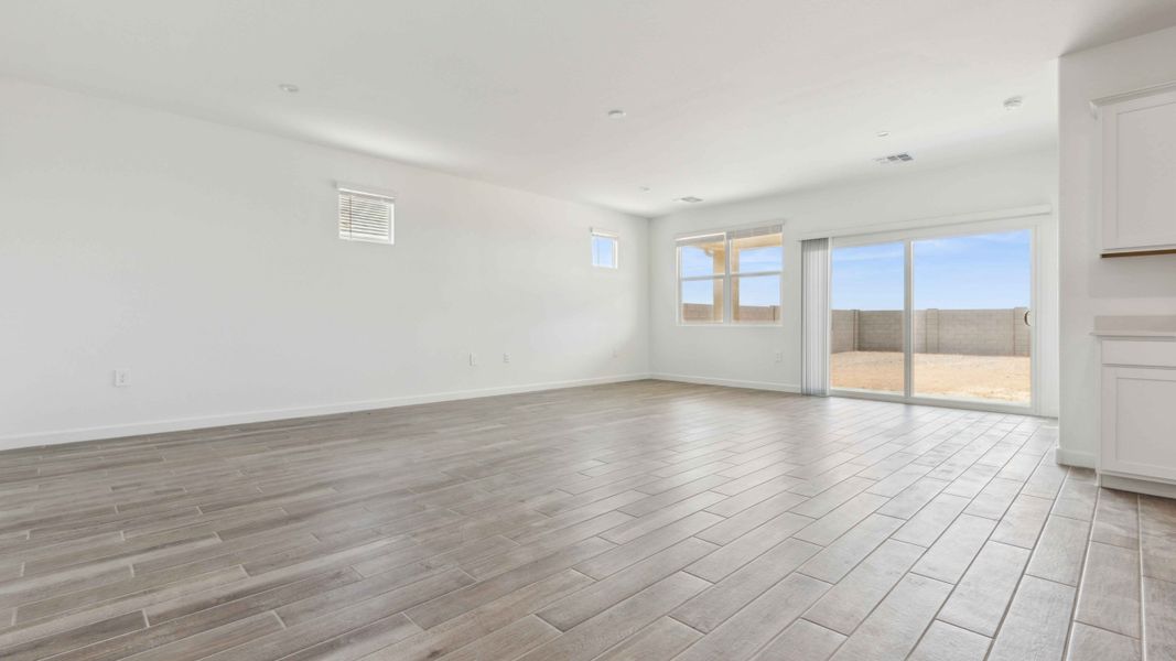 Spacious, unfurnished interior of a new home in Entrada Del Oro, Gold Canyon (Image 9).