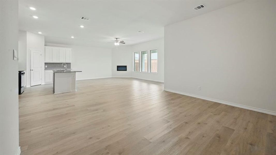 Spacious, unfurnished interior of a new home in Silverado, Aubrey (Image 27).
