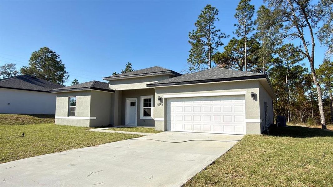 Exterior details and patio area of a home in , Citrus Springs (Image 4).
