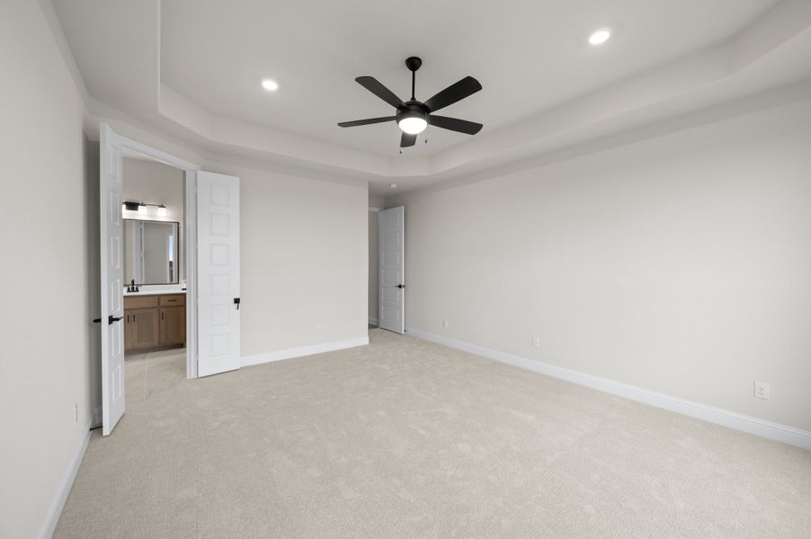 Spacious, unfurnished interior of a new home in Myrtle Creek, Waxahachie (Image 21).