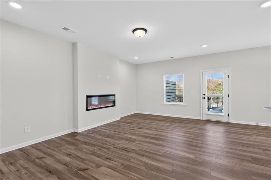 Spacious, unfurnished interior of a new home in Franklin Manor, Lawrenceville (Image 31).