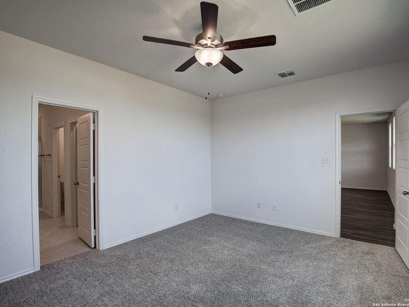 Spacious, unfurnished interior of a new home in Hannah Heights, Seguin (Image 24).