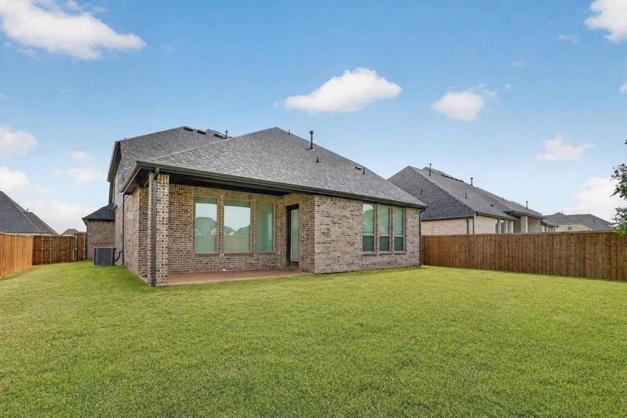 Exterior details and patio area of a home in Rockwood 65', Mansfield (Image 4).