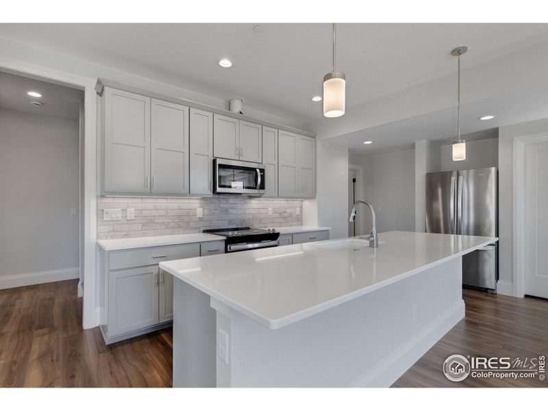 Custom cabinetry with 42" uppers w/ soft-close doors & drawers