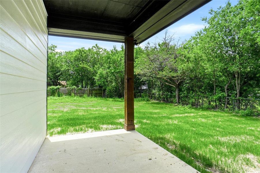 Exterior details and patio area of a home in , Alvarado (Image 3).