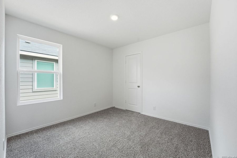 Spacious, unfurnished interior of a new home in Blue Ridge Ranch, San Antonio (Image 10).