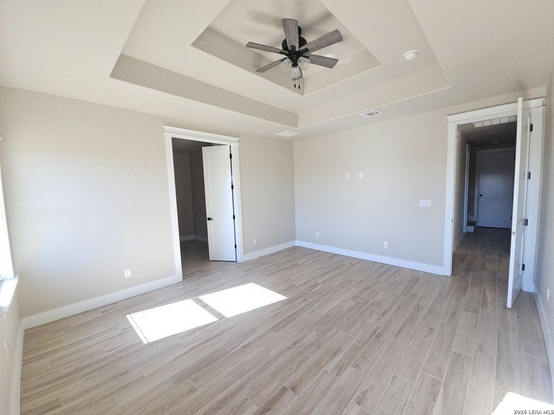 Spacious, unfurnished interior of a new home in , Bandera (Image 17).