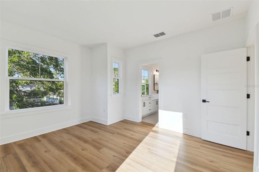 Spacious, unfurnished interior of a new home in , Tampa (Image 39).