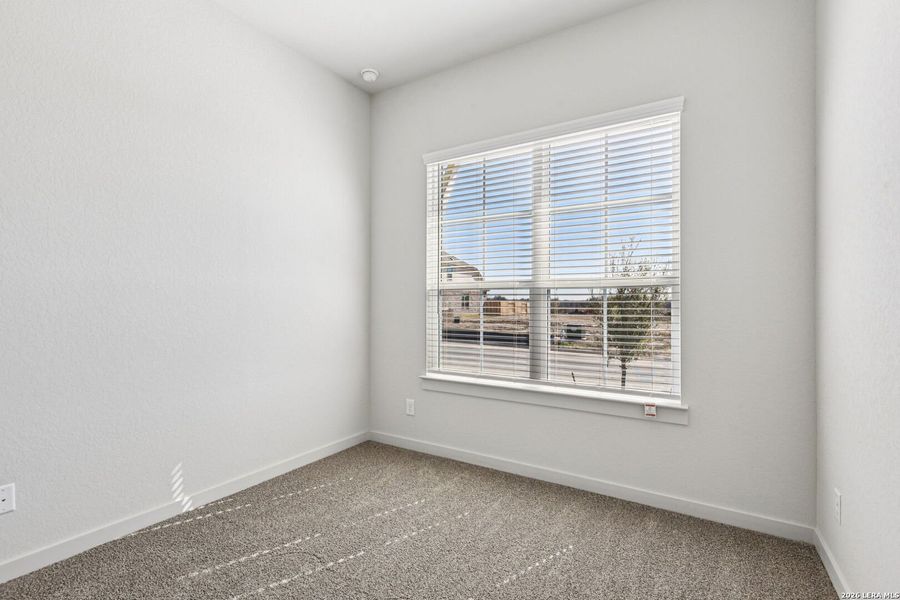 Spacious, unfurnished interior of a new home in Stream Waters, Seguin (Image 11).