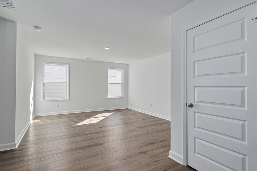 Spacious, unfurnished interior of a new home in Arcadia, Myrtle Beach (Image 32).