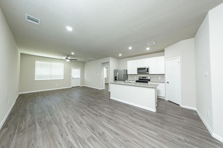 Spacious, unfurnished interior of a new home in Mackenzie Creek, Conroe (Image 19).