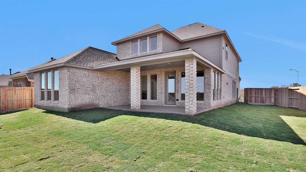 Exterior details and patio area of a home in Valencia 50', Manvel (Image 2).