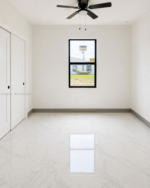 Spacious, unfurnished interior of a new home in , Cape Coral (Image 9).