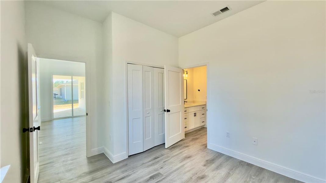 Spacious, unfurnished interior of a new home in , Ocala (Image 27).