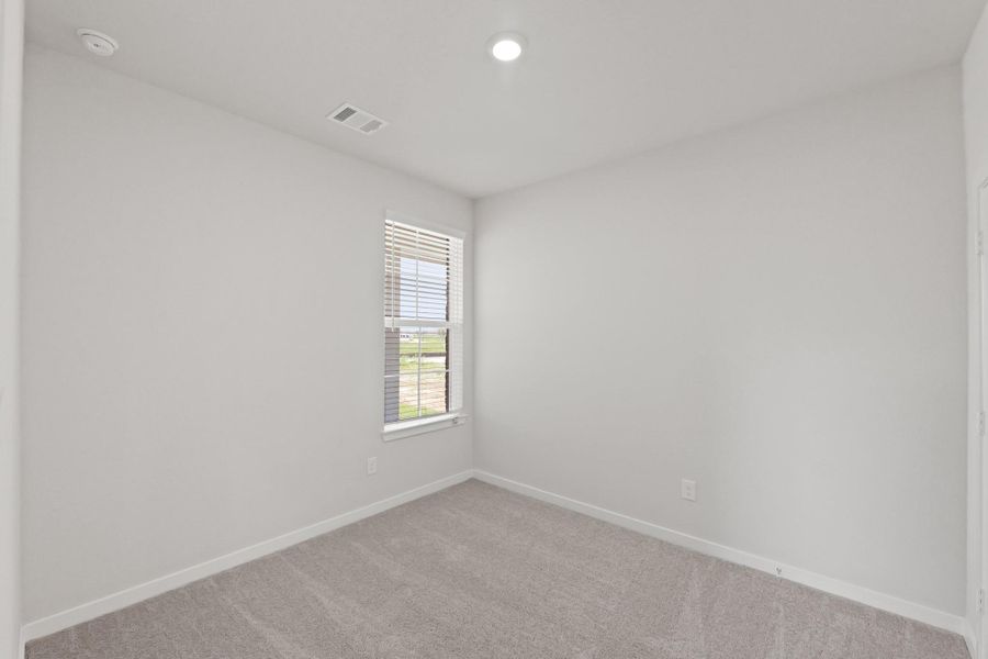 Spacious, unfurnished interior of a new home in River Ranch Trails, Dayton (Image 14).