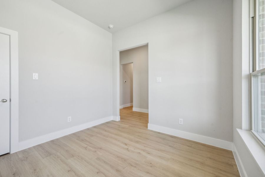 Spacious, unfurnished interior of a new home in Dove Hollow, Waxahachie (Image 22).