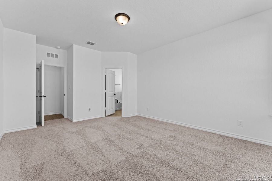 Spacious, unfurnished interior of a new home in Lily Springs, Seguin (Image 21).