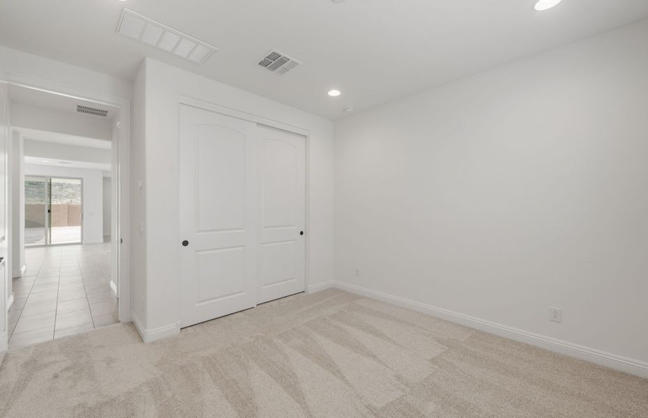 Spacious, unfurnished interior of a new home in Sun City Anthem at Merrill Ranch, Florence (Image 19).
