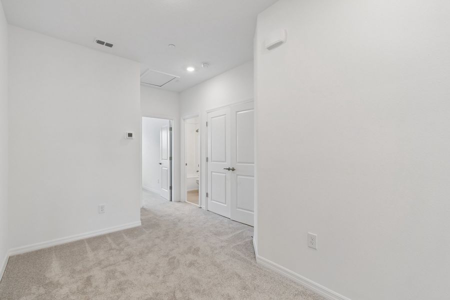Spacious, unfurnished interior of a new home in Baldwin Crossing 16', Orlando (Image 11).