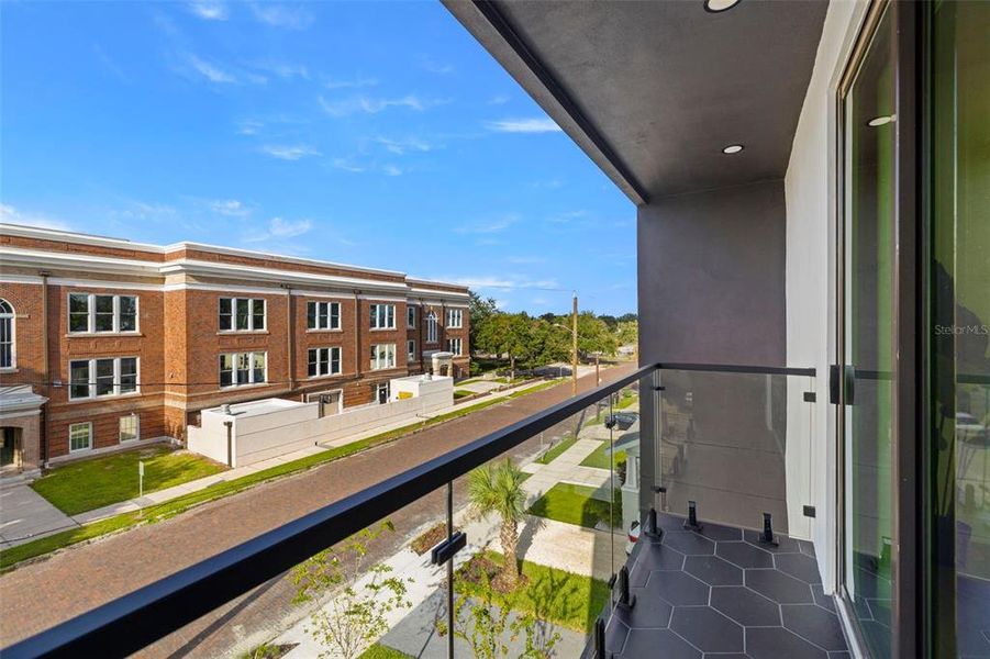 Exterior details and patio area of a home in , Tampa (Image 25).
