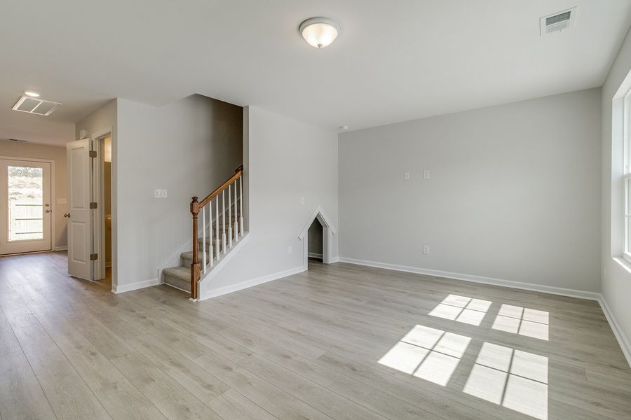 Spacious, unfurnished interior of a new home in Astoria, Columbia (Image 12).