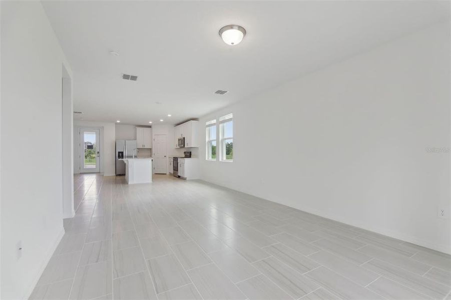 Spacious, unfurnished interior of a new home in Springs at Lake Alfred - Signature Series, Lake Alfred (Image 24).