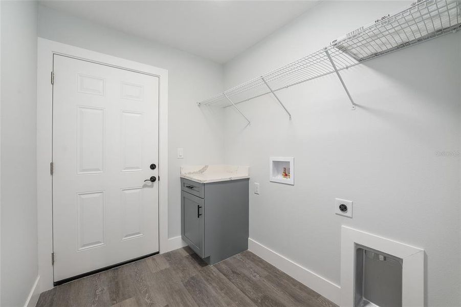 Furnished interior view inside a new home in , Dunnellon (Image 9).