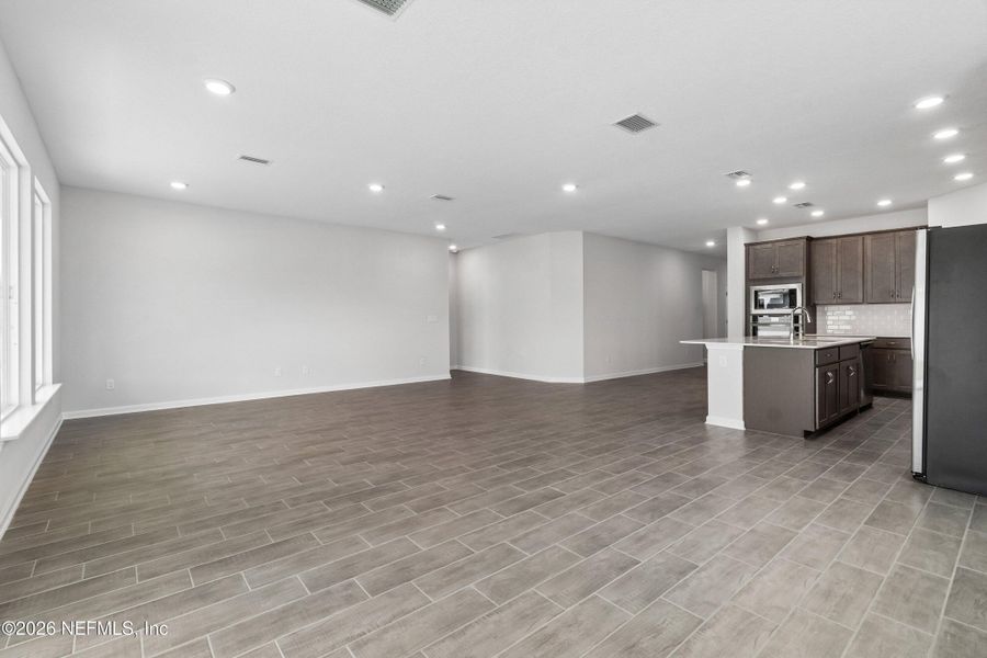 Spacious, unfurnished interior of a new home in Tributary 50', Yulee (Image 22).