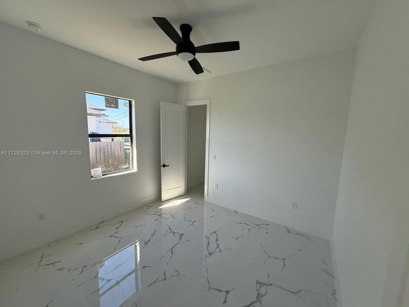 Spacious, unfurnished interior of a new home in , Cape Coral (Image 19).