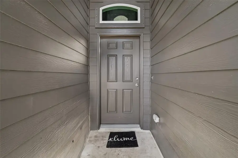 Exterior details and patio area of a home in Rollingbrook Estates, Baytown (Image 3).