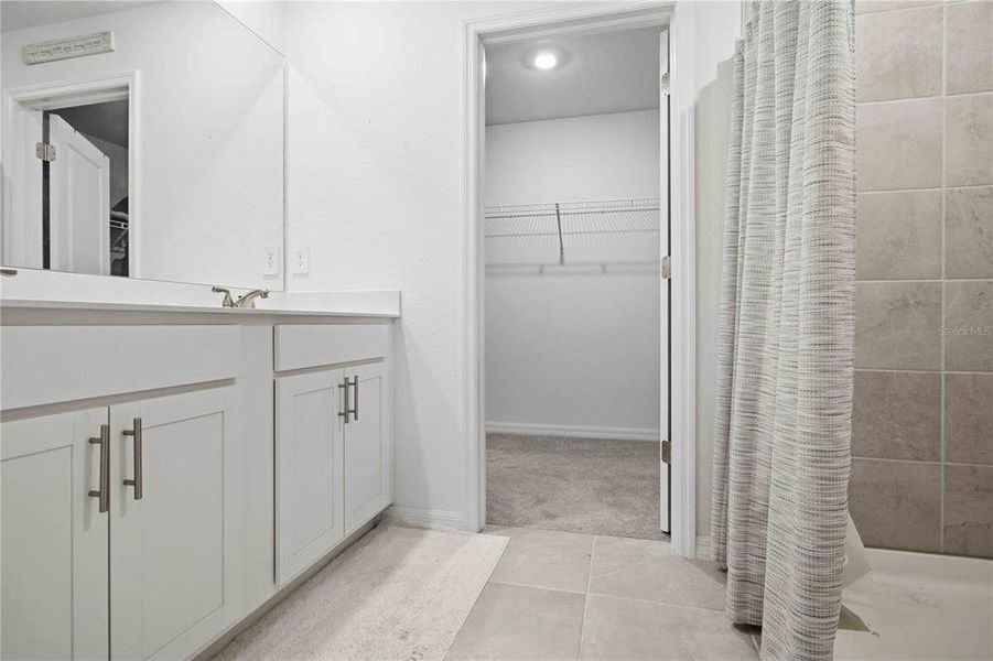 Furnished interior view inside a new home in , Bradenton (Image 30).