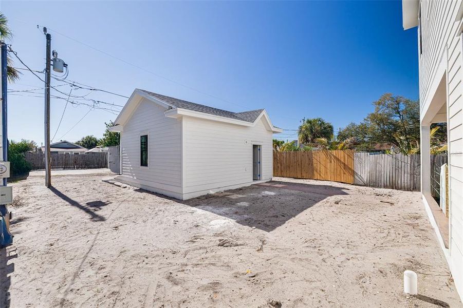 Exterior details and patio area of a home in , St. Petersburg (Image 3).