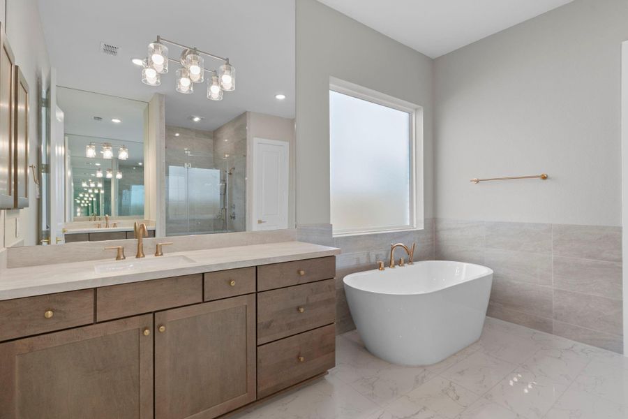 Relaxing spa-like main bath Relaxing spa-like main bath