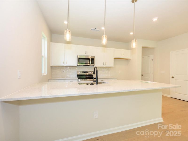 Long peninsula island for gathering with friends and family. Long peninsula island for gathering with friends and family.