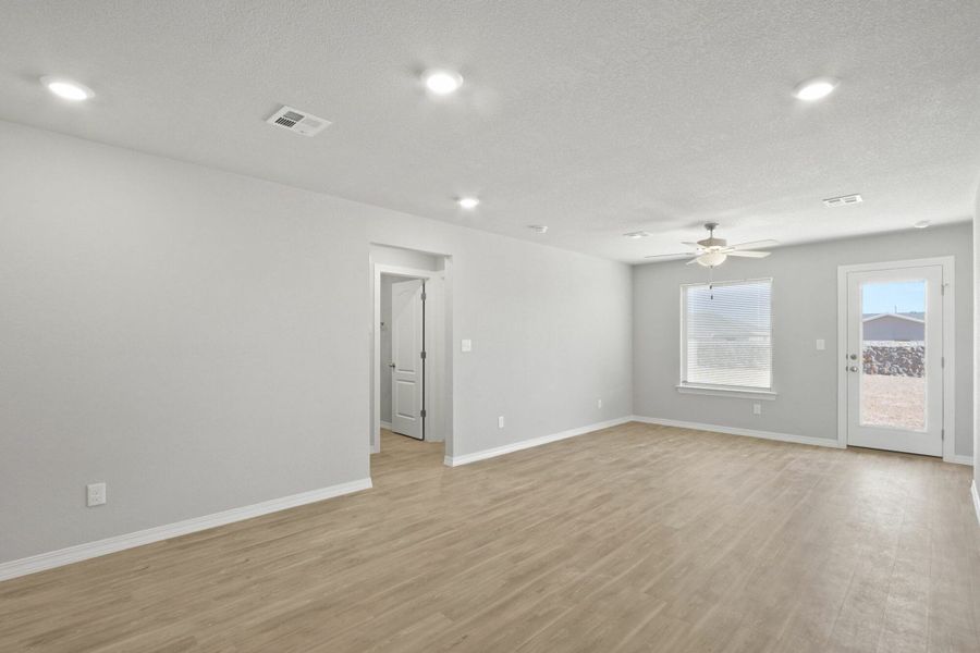Spacious, unfurnished interior of a new home in Rancho Desierto Bello, El Paso (Image 12).