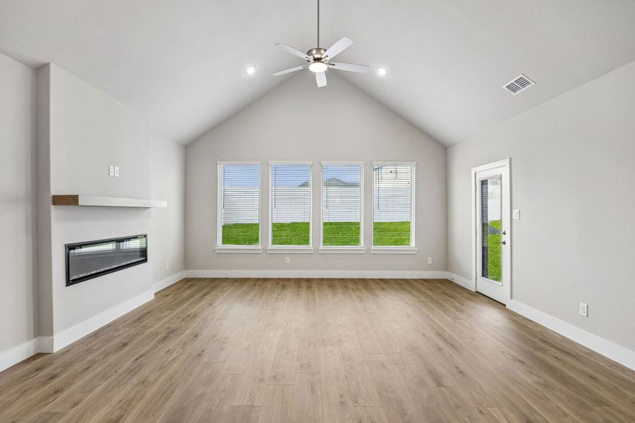 Spacious, unfurnished interior of a new home in Painted Tree Woodland West, McKinney (Image 17).