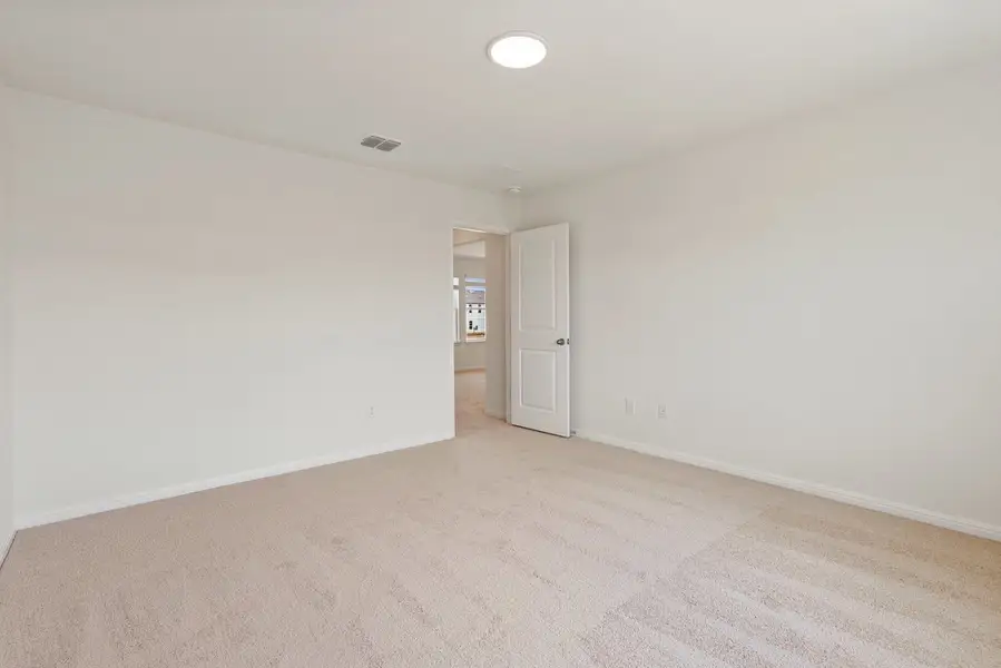 Spacious, unfurnished interior of a new home in Porter Country, Buda (Image 35).