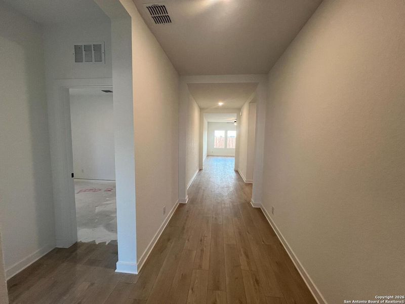 Spacious, unfurnished interior of a new home in Nopal Valley, San Antonio (Image 14).
