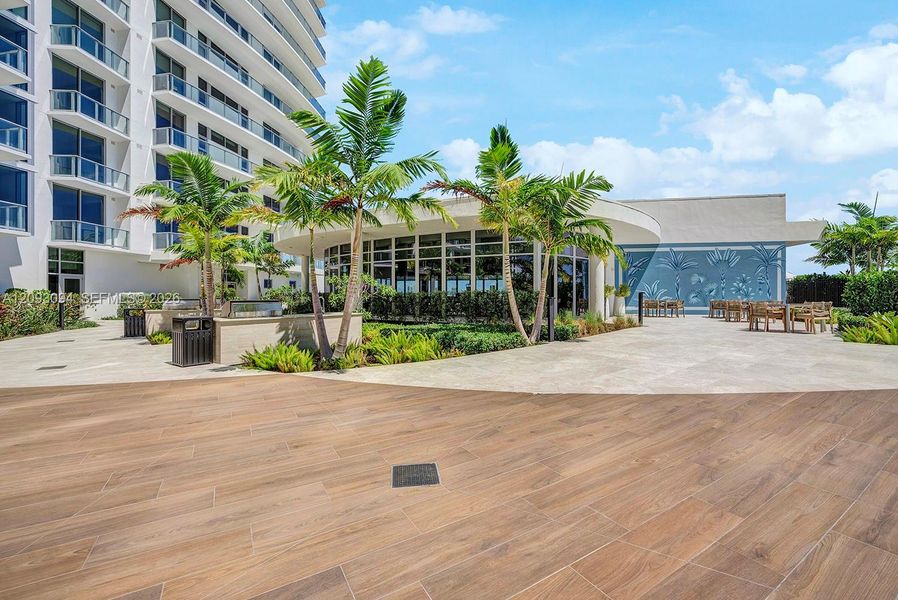 Condo located in West Palm Beach, FL showcasing its design and architecture (Image 35). Condo located in West Palm Beach, FL showcasing its design and architecture (Image 35).