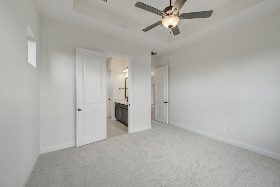 Spacious, unfurnished interior of a new home in Sienna - Grove Collection, Missouri City (Image 20).