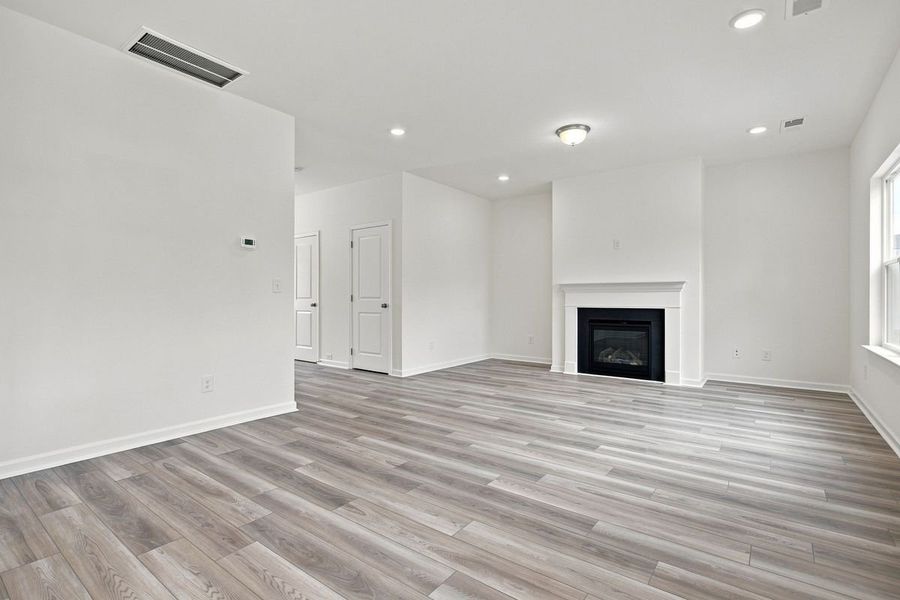 Spacious, unfurnished interior of a new home in Hampshire Hills, Columbia (Image 25).