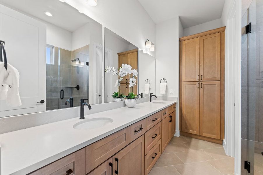 Representative furnished interior of a home built from the Plan 1458 by Faircroft Homes in Highland Gardens, Houston (Image 21).