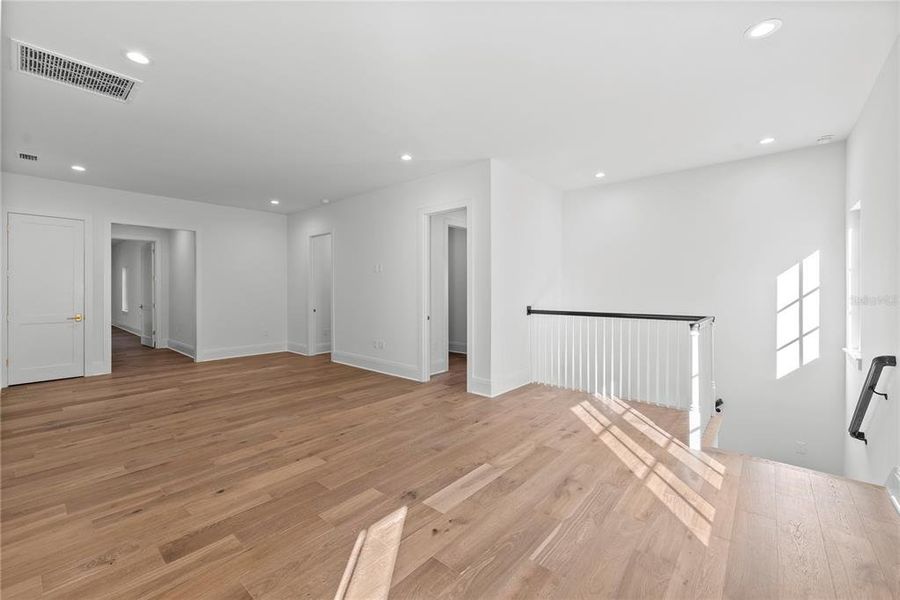 Spacious, unfurnished interior of a new home in , Tampa (Image 26).