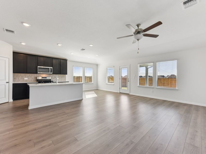 Spacious, unfurnished interior of a new home in Prairie Winds - Boulevard Collection, Hutto (Image 7).