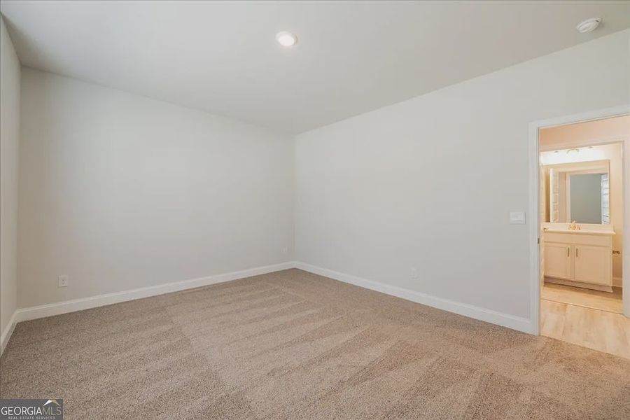 Spacious, unfurnished interior of a new home in Oakview Estates, Macon (Image 34).