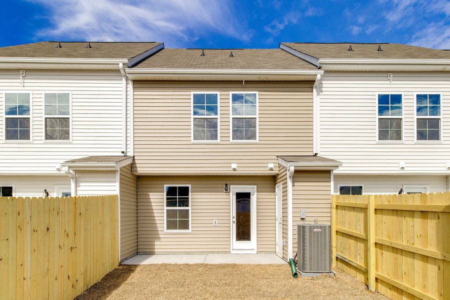Exterior details and patio area of a home in Astoria, Columbia (Image 19).