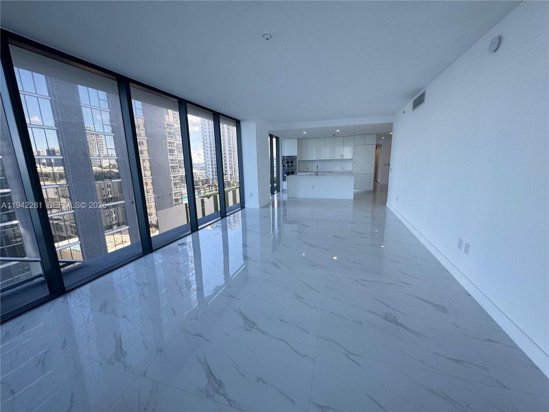 Spacious, unfurnished interior of a new home in Aria Reserve, Miami (Image 16).