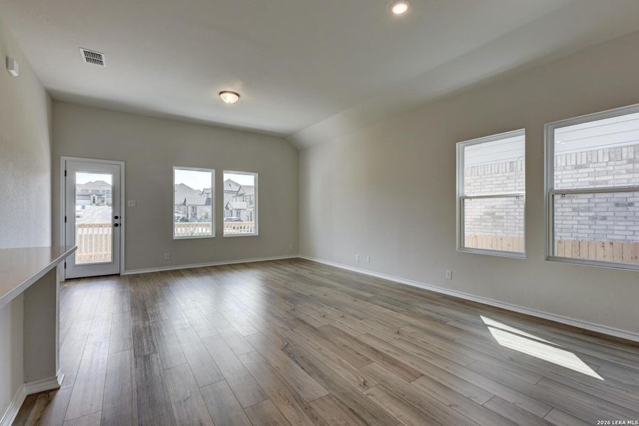 Spacious, unfurnished interior of a new home in Arcadia Ridge, San Antonio (Image 12).